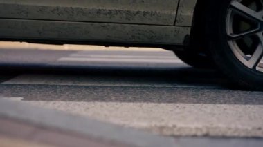 Farklı yabancı arabalara sahip şehir otoyolunun merkez kısmı asfalt araba trafiğine odaklanıyor. Güneşli hava şartları arabalar için demir sınırlayıcı.