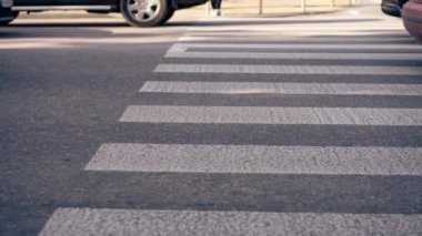 Farklı yabancı arabalara sahip şehir otoyolunun merkez kısmı asfalt araba trafiğine odaklanıyor. Güneşli hava şartları arabalar için demir sınırlayıcı.