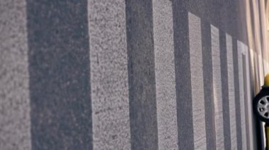 Farklı yabancı arabalara sahip şehir karayolunun dikey video merkezi bölümü arabaların asfalt trafiğine odaklanıyor güneşli hava şartları arabaların demir sınırlayıcıları