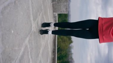 Parktaki genç çiftin spor yaparken çektikleri dikey video sağlıklı yaşam tarzlarını senkronize ediyor.