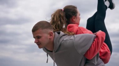 Parka yakın genç çift spor yapıyor sağlıklı yaşam tarzını ısıtıyor senkronize hareketleri.