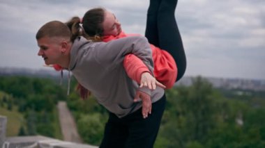 Parka yakın genç çift spor yapıyor sağlıklı yaşam tarzını ısıtıyor senkronize hareketleri.