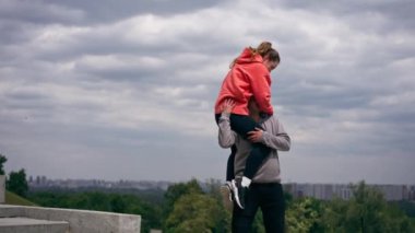 Parkta birbirine aşık genç bir çift spor yapıyor. Sağlıklı bir yaşam tarzını ısıtıyor. Senkronize hareketler.