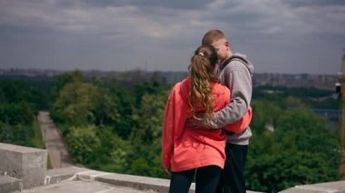 Parkta birbirine aşık genç bir çift spor yapıyor. Sağlıklı yaşam tarzı senkronize hareketleri ısıtıyor.