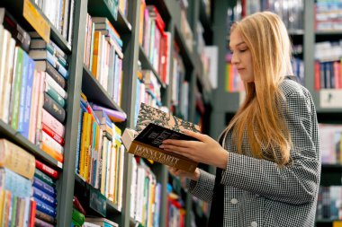 Bir kitapçıda eli düşük bir kadın. Genç bir kız sınavlara hazırlanmak için yeni bir kitap seçer. Öğrenci yaşam tarzı içeriğini okur.