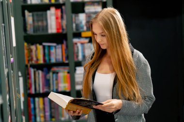 Kadın bir kitapçıya teslim eder. Genç bir kız, sınavlara hazırlanmak için kendine yeni bir kitap seçer. Öğrenci yaşam tarzı içeriğini okur.