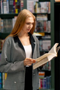 Kadın bir kitapçıya teslim eder. Genç bir kız, sınavlara hazırlanmak için kendine yeni bir kitap seçer. Öğrenci yaşam tarzı içeriğini okur.