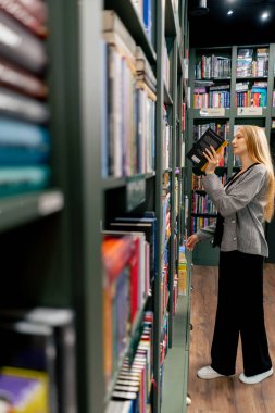 Kadın bir kitapçıya teslim eder. Genç bir kız, sınavlara hazırlanmak için kendine yeni bir kitap seçer. Öğrenci yaşam tarzı içeriğini okur.