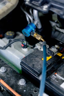 Arabanın ön tarafındaki temiz bir araba servisinde kaputun altında elektrik kablosu sistemi motorunun tam kontrol.