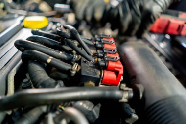 Arabanın ön tarafındaki temiz bir araba servisinde kaputun altında elektrik kablosu sistemi motorunun tam kontrol.