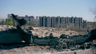Endüstri bölgesindeki manzaralı bir alanda hurdaya dönmüş eski paslı araba parçaları tamamen arızalı.