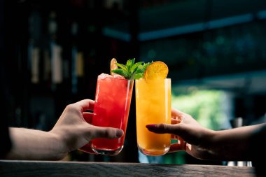 Barda ya da disko kulübünde içki ve kokteyl konseptinde tezahürat yapan iki kişiye yakın durun.