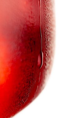 gözlüklerden makro çerçeve soğuk kırmızı kokteyl buz küpleri yoğunlaştırma ve cam meyveli kırmızı toplar üzerine damla