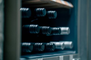 Restorana yakın profesyonel bir buzdolabı var. Doğru sıcaklıkta şarap şişeleri depolamak için ahşap raflar var.