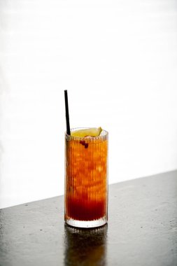 Yakın plan portakallı kokteyl, beyaz bir arka plan, bir bar restoranında portakal suyu, taze hazırlanmış alkol için de buzdolabı.