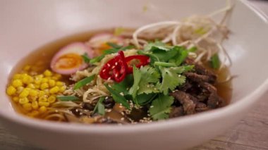 Japon udon çorbası, yumurta ve erişte karışımı Japon hafif çorbası.