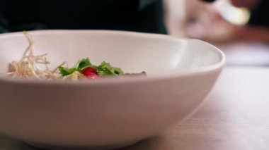 Japon udon çorbası, yumurta ve erişte karışımı Japon hafif çorbası.