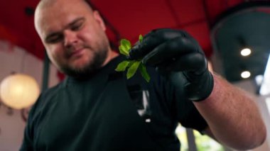 Bir fast food işletmesine yakın bir yerde siyah üniformalı büyük bir şef Japon udon çorbasını hazırlıyor.