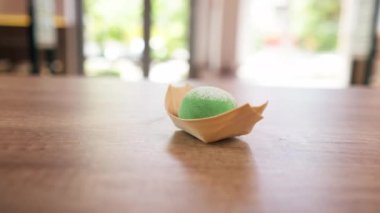 Lokantada, açık bir masada, Japon çorbasıyla Japon çorbası ve Japon çorbası.