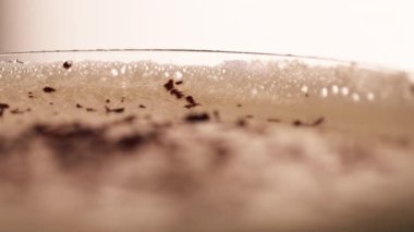 Bar tezgahının üzerinde bir restoranın yakın plan resmi kahve kokteyli ile martini bardağı, çikolata tozlu kremalı köpük var.