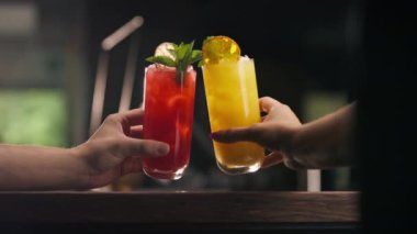 Barda ya da disko kulübünde içki ve kokteyl konseptinde tezahürat yapan iki kişiye yakın durun.