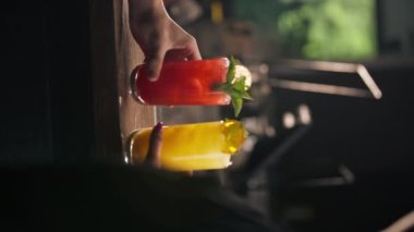 İki kişinin barda ya da disko kulübünde kokteyl ve kokteyl konseptinde tezahürat yaptığı dikey video.