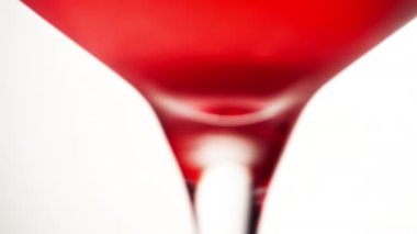 gözlüklerden makro çerçeve soğuk kırmızı kokteyl buz küpleri yoğunlaştırma ve cam meyveli kırmızı toplar üzerine damla