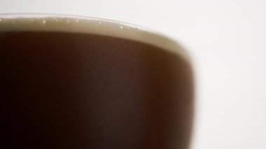 gözlüklerden makro çerçeve ve soğuk kahve musluklarının üzerine soğuk kahverengi kokteyl buz küpleri yoğunlaşması.