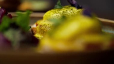 Profesyonel bir mutfakta, temiz metal bir masada, ahşap bir tabakta, domatesli ve mozzarella tostlu güzel bir salata.