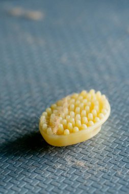 Gümüş bir masanın üzerindeki kuaför salonunda taraktan çıkan yün yumakları için profesyonel aksesuarlar var.