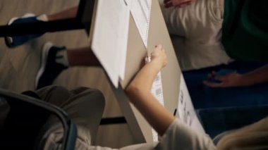 Seçim şirketinin seçim komitesinde oy vermek için kayıt yaptıran bir erkek, genç bir kızın toplumun haklarını nasıl kullanacağını söyler.