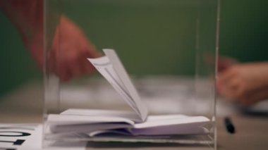 Seçim şirketinin seçim komitesinde oy vermek için başvuran bir erkek, genç bir kızın toplumun haklarını nasıl kullanacağını söyler.