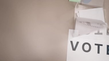 Seçim şirketinin seçim komitesinde oy vermek için başvuran bir erkek, genç bir kızın toplumun haklarını nasıl kullanacağını söyler.