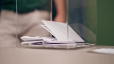 Başkanlık seçimleri için oy kullanma bölgesinde genç bir adam sandık başına adil bir seçim için oy kullanıyor.