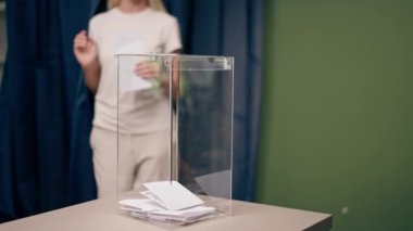 Başkanlık seçimleri için oy kullanma bölgesinde beyaz elbiseli genç kız sandık başına gençlik seçimleri için oy kullanıyor.