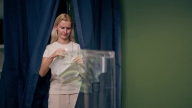 Başkanlık seçimleri için oy kullanma bölgesinde genç ve kızgın bir kız cumhurbaşkanı adaylarından hoşnutsuzlukla oy pusulasını yırttı.