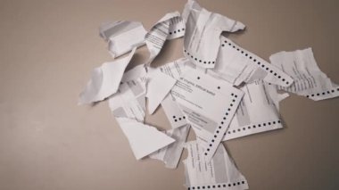 Cumhurbaşkanlığı seçimlerinde, cumhurbaşkanı adaylarının oy pusulaları geçersiz sayıldı.