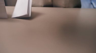 Başkanlık seçimleri sırasında oy sandığı komisyonu çalışanı adil seçim ihlallerinden korunmak için oy pusulalarını masaya döker.