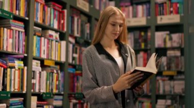 Kadın bir kitapçıya teslim eder. Genç bir kız, sınavlara hazırlanmak için kendine yeni bir kitap seçer. Öğrenci yaşam tarzı içeriğini okur.