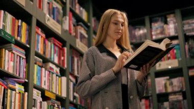 Bir kitapçıda eli düşük bir kadın. Genç bir kız sınavlara hazırlanmak için yeni bir kitap seçer. Öğrenci yaşam tarzı içeriğini okur.