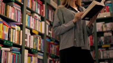 Bir kitapçıda eli düşük bir kadın. Genç bir kız sınavlara hazırlanmak için yeni bir kitap seçer. Öğrenci yaşam tarzı içeriğini okur.