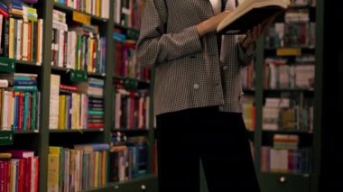 Kadın eli kitapçıda kapanıyor. Genç bir kız sınav için yeni bir kitap seçiyor. Öğrenci yaşam tarzına hazırlanıyor.