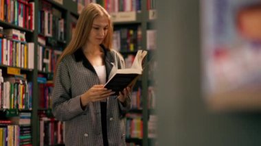 Kadın bir kitapçıya teslim eder. Genç bir kız, sınavlara hazırlanmak için kendine yeni bir kitap seçer. Öğrenci yaşam tarzı içeriğini okur.