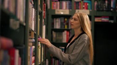 Kadın eli kitapçıda kapanıyor. Genç bir kız yeni bir kitap seçiyor. Sınavlara hazırlanıyor.