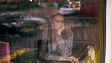 Pencerenin yanındaki bir kitapçıda güzel bir öğrenci oturmuş kitap okuyor ve pencerenin arkasındaki sınavlara hazırlanıyor. Romantik kadın.