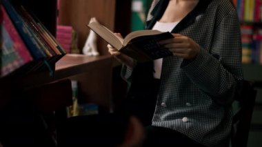 Bir kitapçıda kapanışı yapan genç bir kız, sınavlara hazırlanmak için yeni bir kitap seçer. Öğrenci yaşam tarzı içeriğini okur.