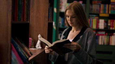 Bir kitapçıda genç bir kız sınavlara hazırlanmak için kendine yeni bir kitap seçer. Öğrenci yaşam tarzı içeriğini okur.