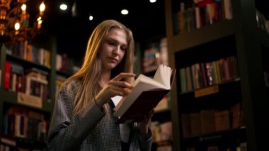Bir kitapçıya kapanır ve genç bir kız sınavlara hazırlanmak için yeni bir kitap seçer. Öğrenci yaşam tarzı içeriğini okur.