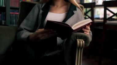 Güzel bir kitapçıda, uzun saçlı genç bir kız kitap akşamları boş zamanlarını kitap okuyarak geçiriyor.