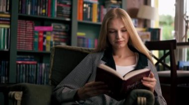 Güzel bir kitapçıda, uzun saçlı genç bir kız kitap akşamları boş zamanlarını kitap okuyarak geçiriyor.